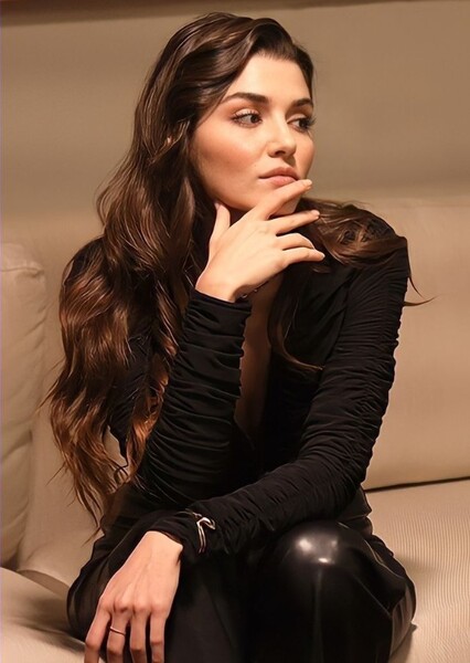 Hande Erçel photo