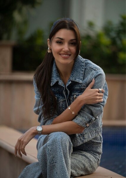 Hande Erçel photo