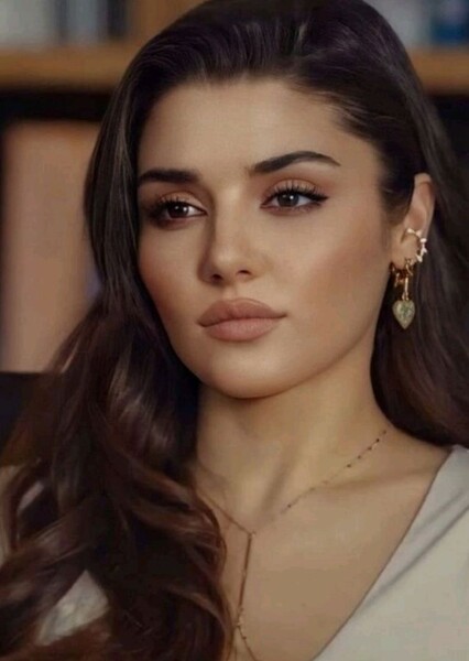 Hande Erçel photo