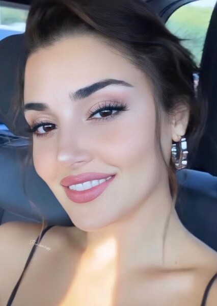 Hande Erçel photo