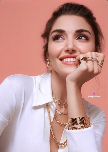 Hande Erçel photo