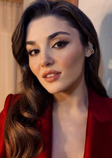 Hande Erçel photo
