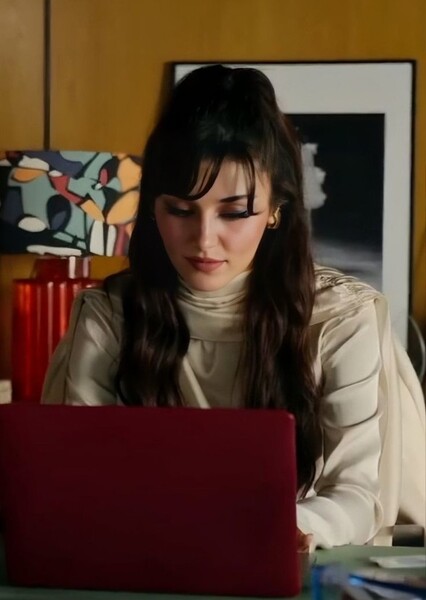 Hande Erçel photo
