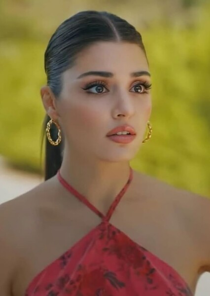 Hande Erçel photo