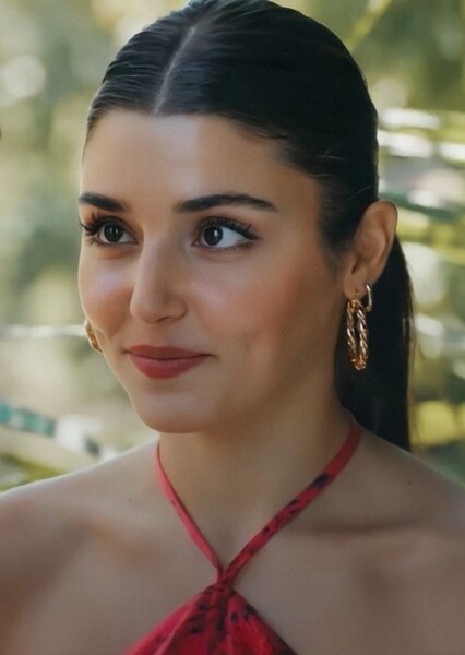 Hande Erçel photo
