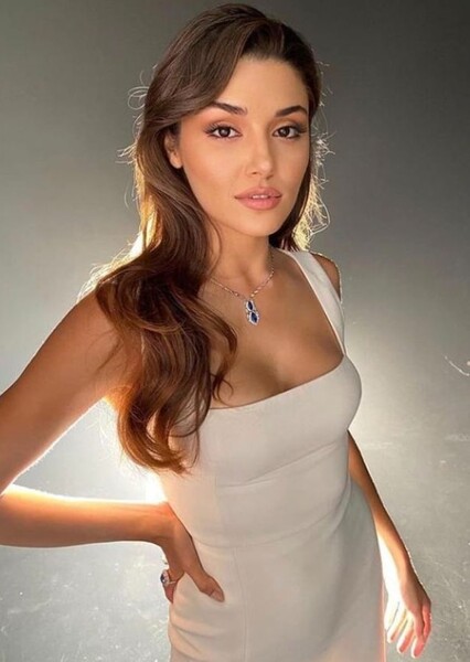 Hande Erçel photo