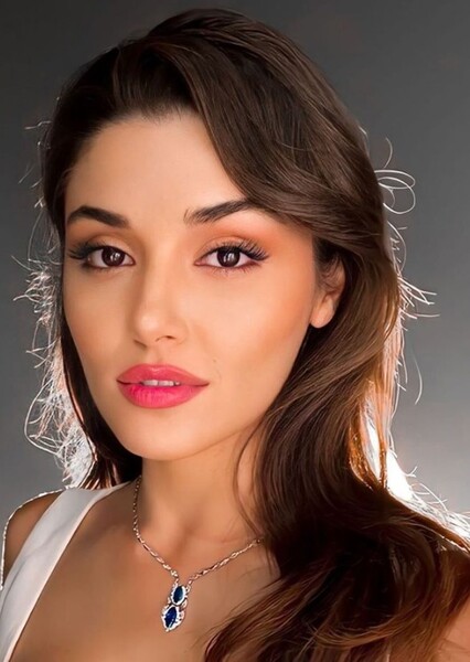 Hande Erçel photo