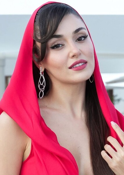 Hande Erçel photo