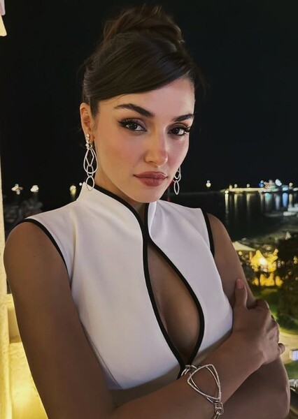 Hande Erçel photo