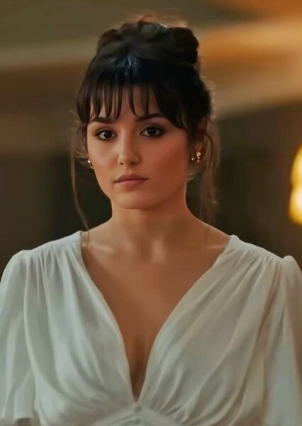 Hande Erçel photo