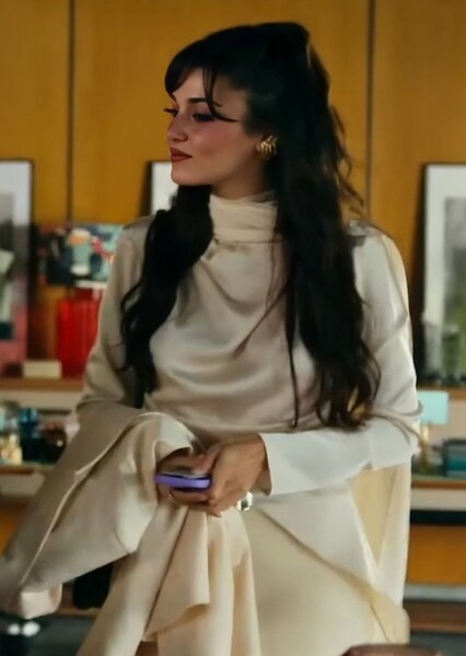 Hande Erçel photo