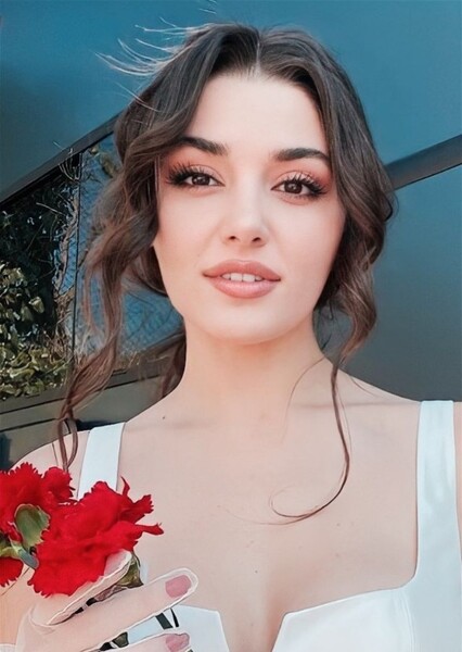 Hande Erçel photo