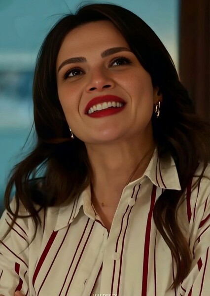 Hande Erçel photo