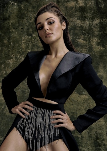 Hande Erçel photo