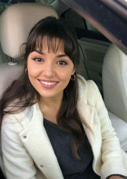 Hande Erçel photo