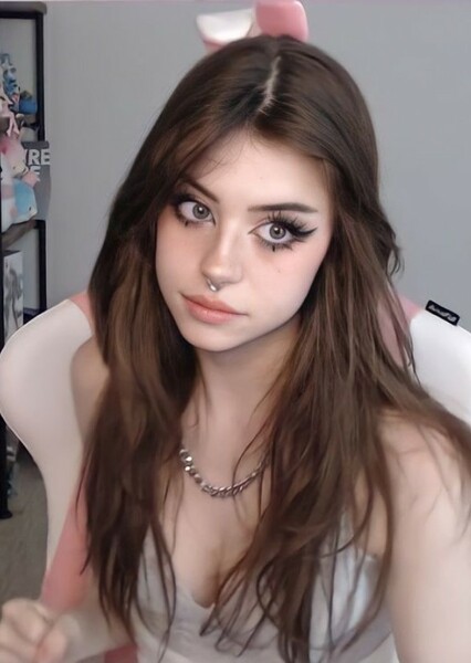 Hannah OwO photo
