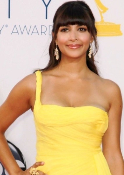Hannah Simone photo