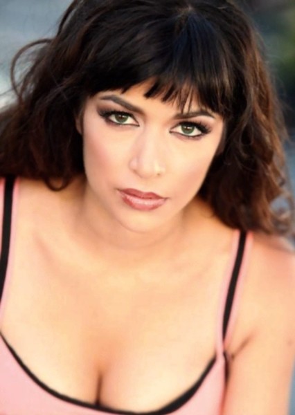 Hannah Simone photo