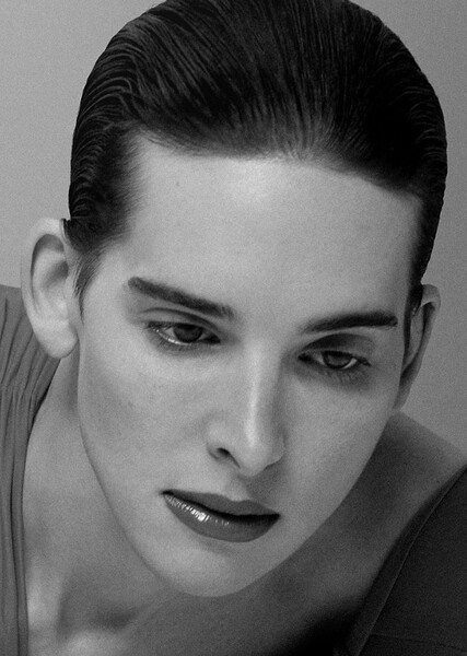 Hari Nef photo