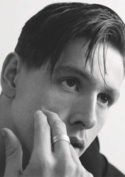 Harris Dickinson photo