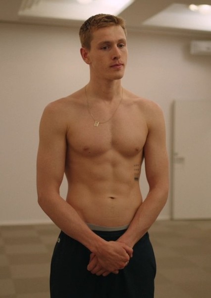 Harris Dickinson photo