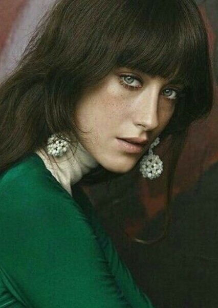 Hazal Kaya photo
