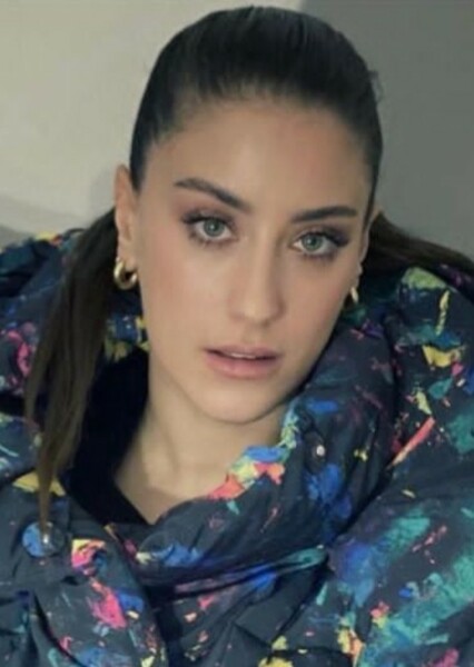 Hazal Kaya photo
