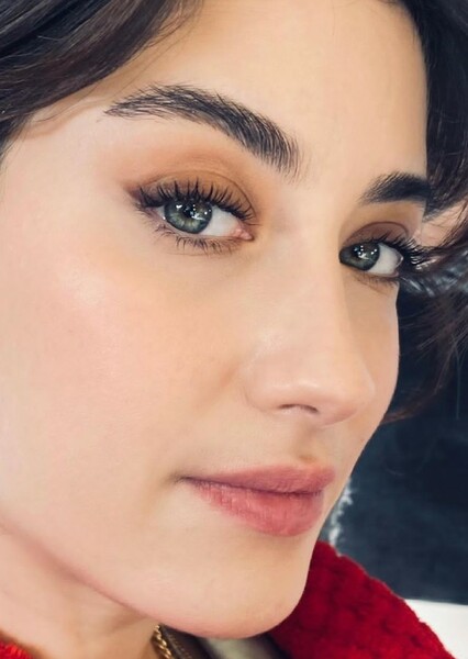 Hazal Kaya photo