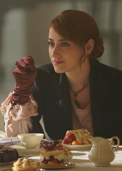 Hazal Kaya photo