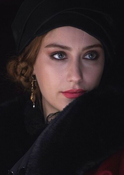 Hazal Kaya photo