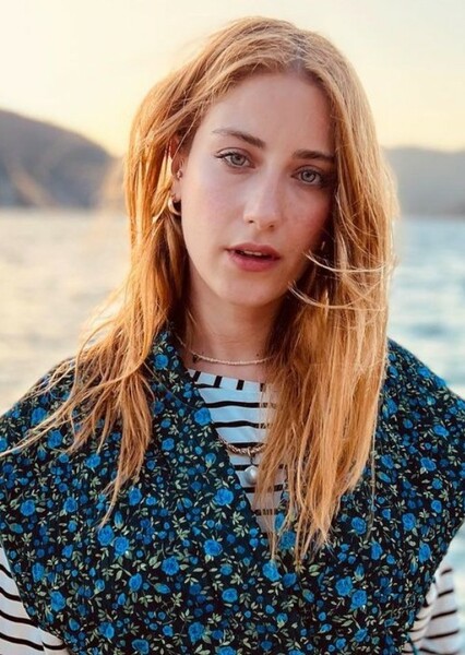 Hazal Kaya photo