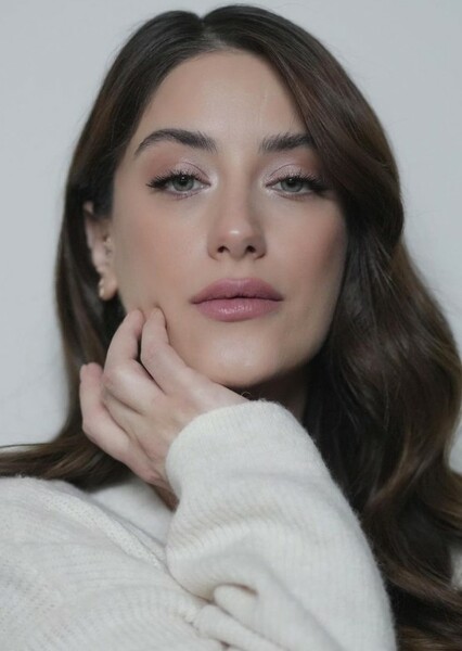 Hazal Kaya photo