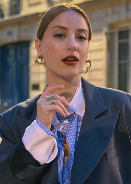 Hazal Kaya photo