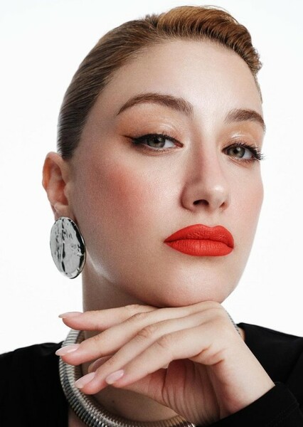 Hazal Kaya photo