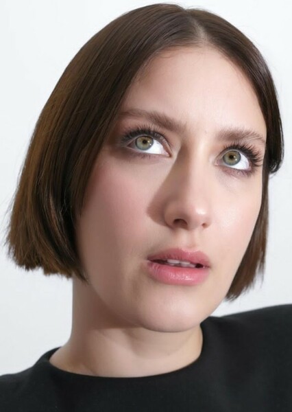 Hazal Kaya photo