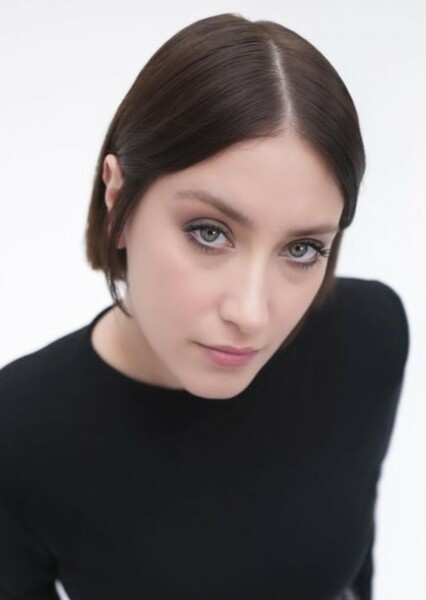 Hazal Kaya photo