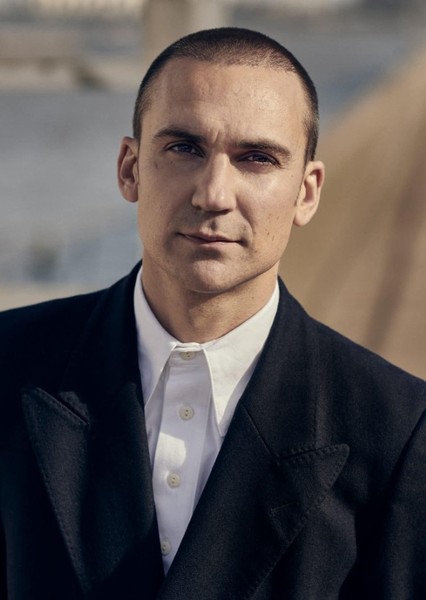 Henry Lloyd-Hughes photo