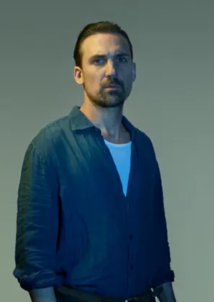 Henry Lloyd-Hughes photo