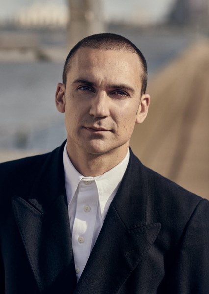 Henry Lloyd-Hughes photo