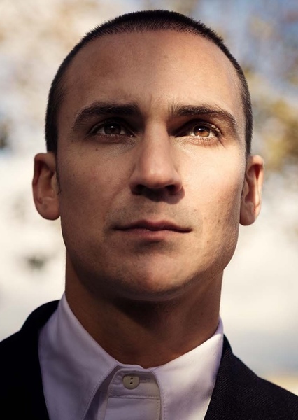 Henry Lloyd-Hughes photo