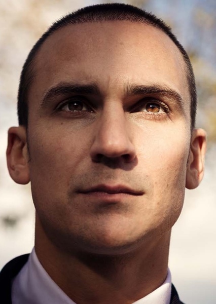Henry Lloyd-Hughes photo