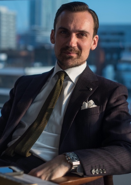 Henry Lloyd-Hughes photo