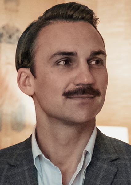 Henry Lloyd-Hughes photo