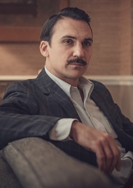 Henry Lloyd-Hughes photo