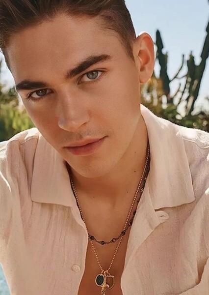 Hero Fiennes Tiffin photo