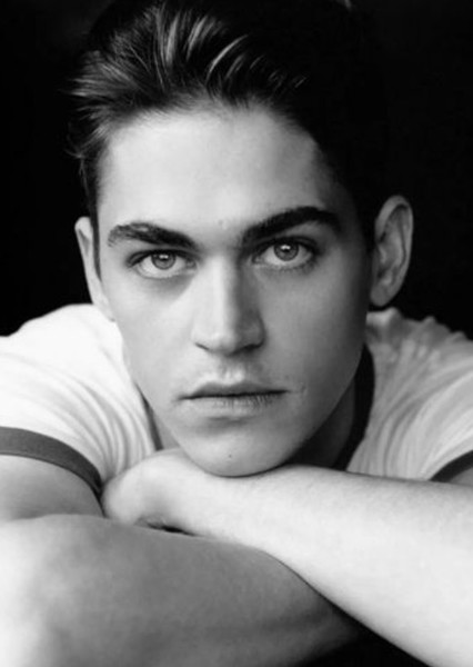 Hero Fiennes Tiffin photo