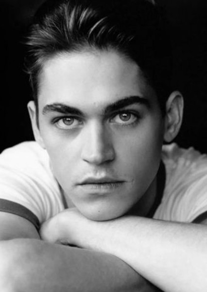 Hero Fiennes Tiffin photo
