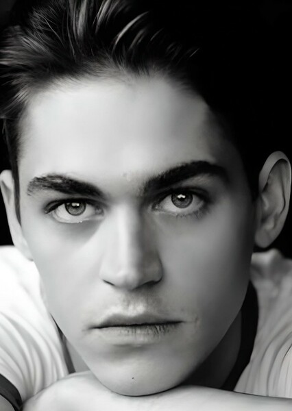 Hero Fiennes Tiffin photo