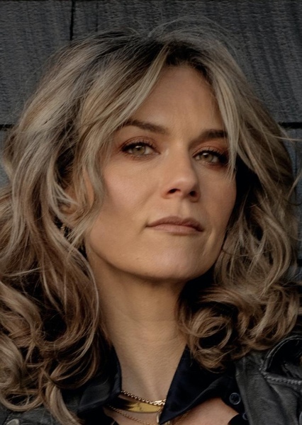 Hilarie Burton photo