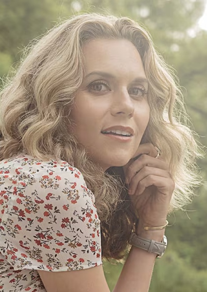 Hilarie Burton photo